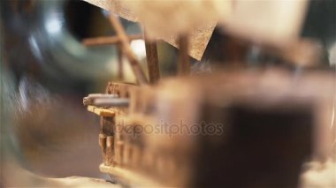 Bir Şişe Sanatında Gemiye Dokunuşlar Bitiriliyor - Şişe İçinde El Sanatında Dokunuşlar Bitiriliyor - Kapat