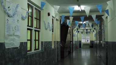 Bir okulun boş koridor