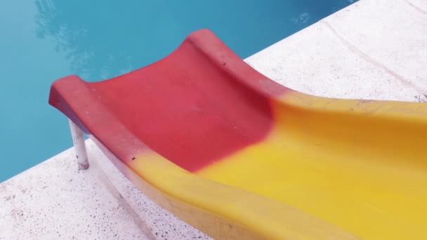 Glissière Eau Plastique Dans Piscine — Video