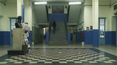 Bir okulun boş koridor