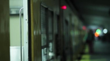Bir Buenos Aires metro tren için bir kadın çalışır