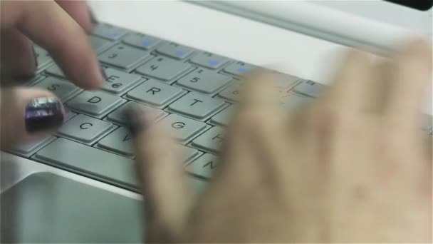 在键盘上打字的女人 — 图库视频影像