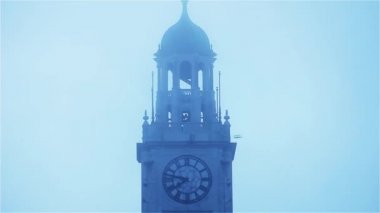 Torre Monumental (İngilizce Kulesi) siste, Buenos Aires, Arjantin.