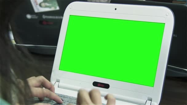 Vrouw Met Behulp Van Witte Computer Met Greenscreen Display — Stockvideo
