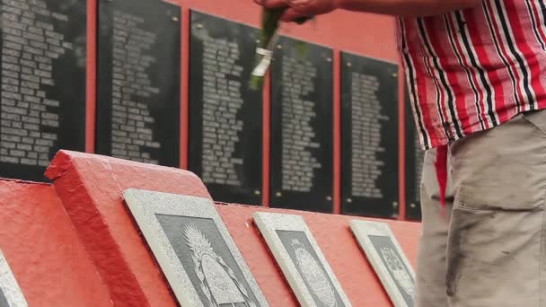 Hombre Dejando Flores Monumento Los Caídos Guerra Las Malvinas Plaza — Vídeos de Stock