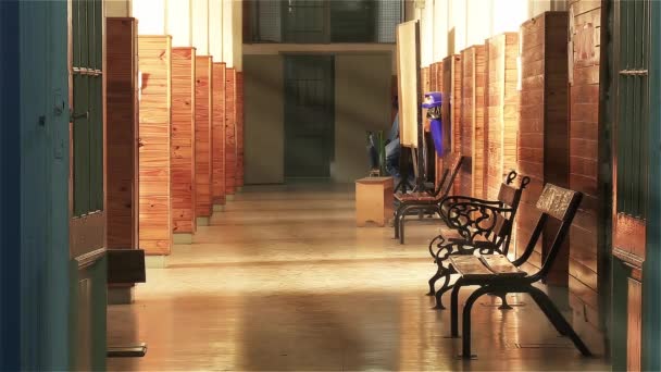 一所学校的走廊与太阳光束 — 图库视频影像