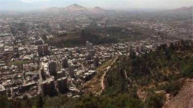 Santiago de Chile Skyline, Şili 'nin başkenti. Cerro San Cristobal 'dan Hava Görüntüsü. 
