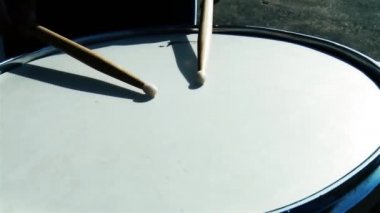 Davulcu Dışarıda Davul Çalıyor.