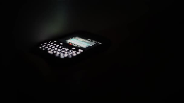 Karanlıktaki Eski Cep Telefonu Ndaki Uyuyan Alarm Saati Bir Adam — Stok video
