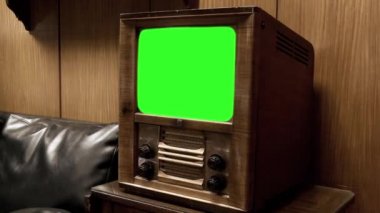 Yeşil Ekranlı Klasik 50 'ler Televizyonu. Görüntüyü büyüt. Yeşil ekranı istediğin görüntüyle ya da resimle değiştirebilirsin. Sonraki Efektler ya da herhangi bir video düzenleme yazılımında Keying efekti ile yapabilirsiniz (Youtube 'daki derslere bakın).