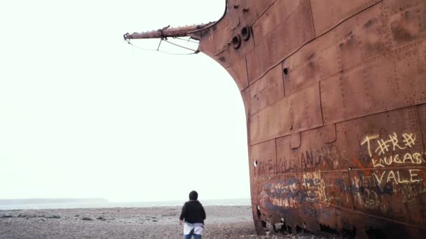 Мальчик Бежит Рядом Старым Ржавым Огромным Разрушенным Кораблем Патагонии — стоковое видео