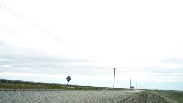 Auto Grigia Sulla Campagna Della Strada Sterrata Con Pali Elettrici — Video Stock