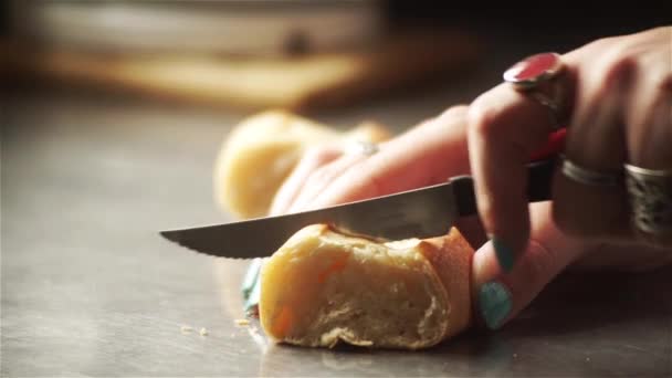 キッチンで自家製パンの葉をスライスした女性の手の閉じる — ストック動画