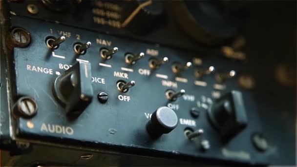Bir Savaş Uçağındaki Radyo Frekanslarının Kontrolü — Stok video