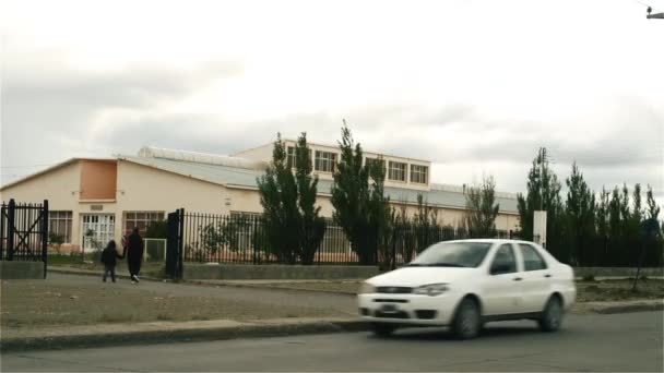 Mamma Och Barn Anländer Till Skolan Liten Stad Patagonien Argentina — Stockvideo