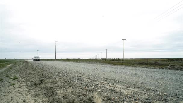 带电线杆的土路上的灰色车 — 图库视频影像
