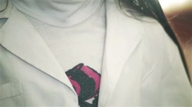 Beyaz önlük takan genç bir öğrenci, Arjantin 'de ilkokula gidiyor. Yakın plan. 