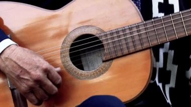 Adam gitar. Yakın çekim. 