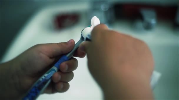 Jeunes Mains Masculines Mettant Dentifrice Sur Une Brosse Dents Gros — Video