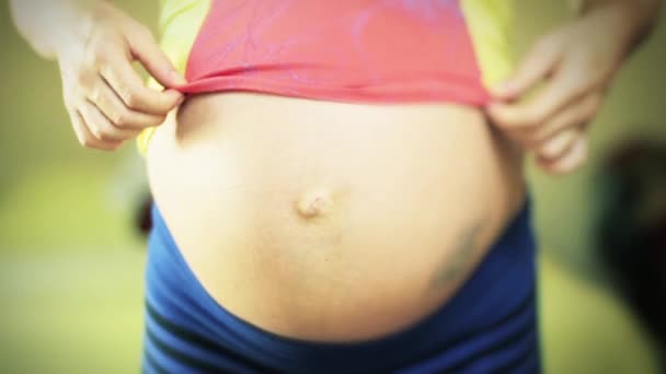 Gyönyörű Terhes Belly Terhes Simogatja Nagy Hasát Alacsony Nézet Közelkép — Stock videók