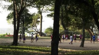 Asuncion, Paraguay 'da Halk Parkında Futbol Oynayan Adamlar.