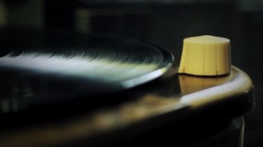 Vinil Disk Eski Retro Tahta Plak Çalar 'da çalışıyor. Yakın plan. Yakınlaştır. 