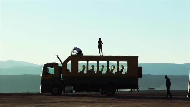 Vyhlídkový Autobus Atacamské Poušti Chile Pár Turistických Fotek Vrchu — Stock video