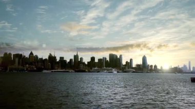 New York 'taki Hudson Nehri üzerindeki Manhattan silueti. 