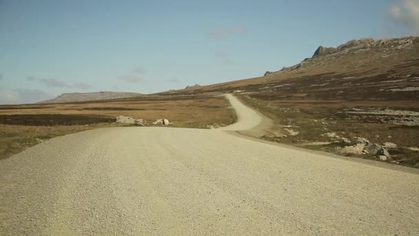 Dirt Road Auf Den Falklandinseln Zoom Schuss — Stockvideo