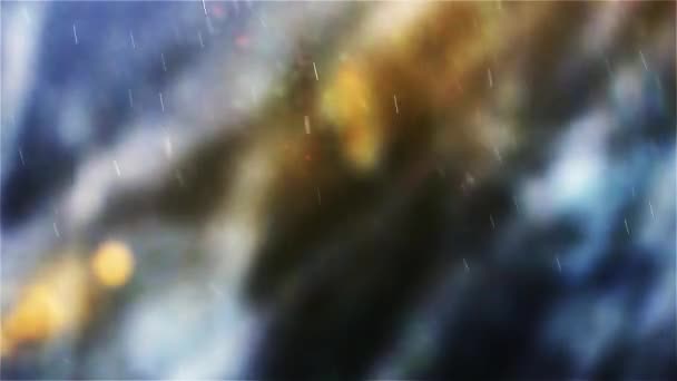 山の中の川のカスケードでの太陽光線の間の小さな落下の詳細ビュー — ストック動画