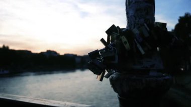 Paris Fransa, Seine nehri üzerindeki köprüde aşk kilitleri.