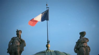 Fransa bayrağı Paris 'teki eski bir binanın üzerinde gururla dalgalanıyor..