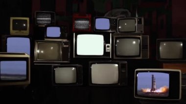 Stacked Retro TV 'lerde Apollo 11 Roket Fırlatması. Bu görüntünün elementleri NASA tarafından döşenmiştir. 