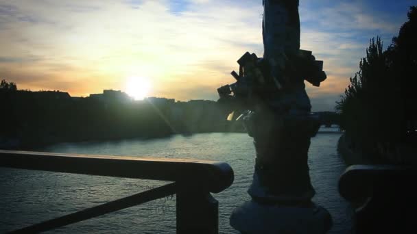 Lucchetti Che Simboleggiano Amore Ponte Parigi Durante Bellissimo Tramonto — Video Stock