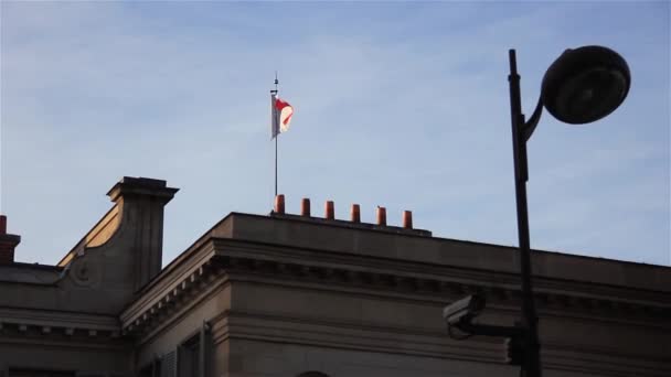 Bandera Francia Ondeando Orgullosamente Sobre Antiguo Edificio París — Vídeo de stock