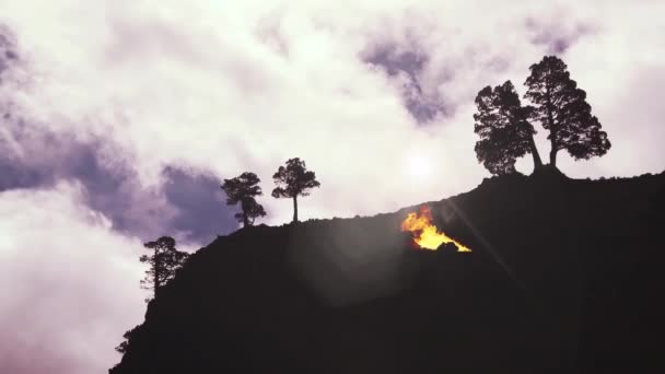 パタゴニアの山の崖の近くのたき火 — ストック動画