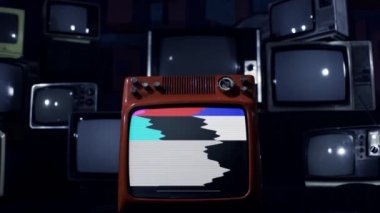 Renkli çubuklu eski bir Retro TV 'nin camına kurşun sıkmak. Mavi Koyu Ton. 