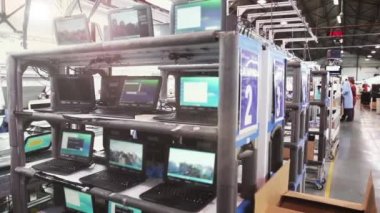 Elektronik fabrikasında dizüstü bilgisayarlar. Yakınlaştır. 