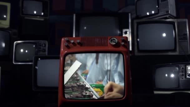 Televisão Antiga Com Trabalhadores Industriais Explode — Vídeo de Stock