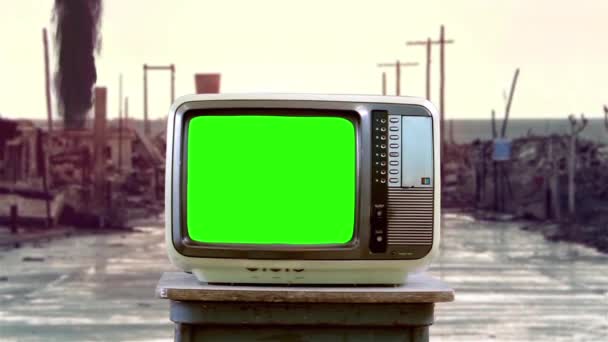 Old Television Green Screen Est Tourné Dans Une Zone Guerre — Video