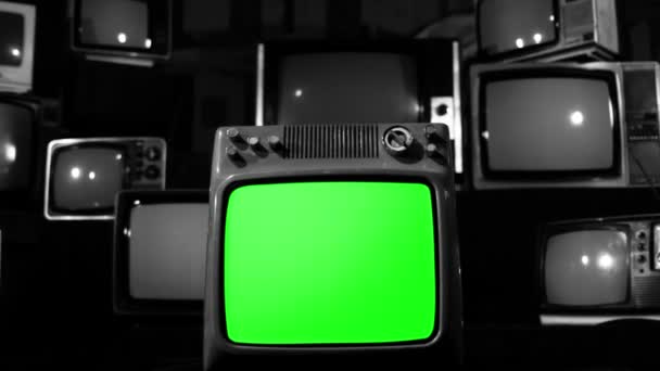 Gewehr Schießt Ins Glas Eines Alten Retro Fernsehers Green Screen — Stockvideo
