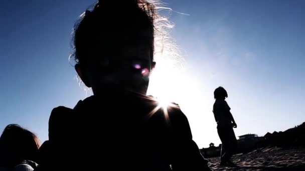 Silhouette Enfant Fille Sur Plage Coucher Soleil Prise Vue Ralenti — Video