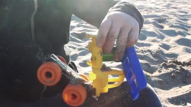 Dziewczynka Bawi Się Ciężarówką Zabawkami Plaży Zbliżenie — Wideo stockowe