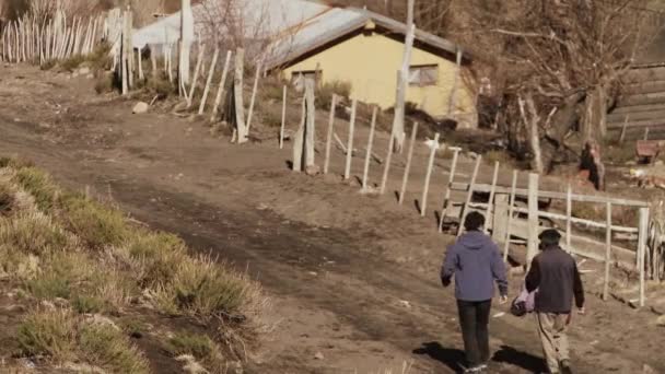 Dağda Yürüyen Adamlar Bir Ahşap Çit Yakınında Patagonya Neuquen Arjantin — Stok video