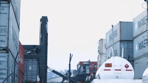 Camión Grúa Puerto Contenedores Carga Descarga Filmado Ushuaia Provincia Tierra — Vídeos de Stock