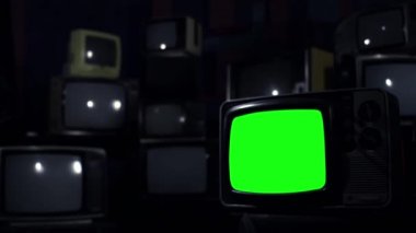 Retro TV Duvarı üzerinde yeşil ekranlı antika TV seti. Koyu mavi tonda. Yeşil ekranı istediğin görüntüyle ya da resimle değiştirebilirsin. Sonraki Efektler ya da herhangi bir video düzenleme yazılımında Keying efekti ile yapabilirsiniz (özel derslere bakın). 