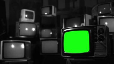 Retro TV Duvarı üzerinde yeşil ekranlı antika TV seti. Siyah ve Beyaz Ton. Yeşil ekranı istediğiniz görüntü veya resimle değiştirebilirsiniz. Sonraki Efektler ya da herhangi bir video düzenleme yazılımında Keying efekti ile (özel derslere bakın). 