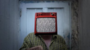 Bir TV adamının ekranında Coronavirus. Coronavirus Salgını Konsepti Videosu. Bu videonun bazı unsurları Kamu Alanındadır.  
