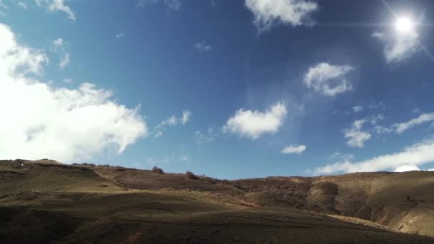 南アメリカアルゼンチンのパタゴニアに青空が広がる丘の上に輝く太陽 — ストック動画