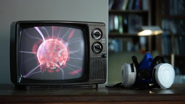 Ковід Plasma Ball Видно Retro Чоловічій Руці Піднімають Маску Респіратора — стокове відео